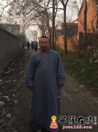 白兔-将爱心进行到底 许昌白兔寺住持延极法师捐资修路助学