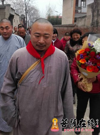 白兔-将爱心进行到底 许昌白兔寺住持延极法师捐资修路助学