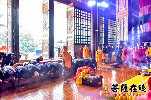 峨眉山-峨眉山各寺院举行佛事活动 欣迎普贤圣诞 祈祷国泰民安