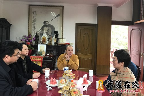 佛教-兴化市委常委李蓓参访上海洪福寺 希望双方常来常往