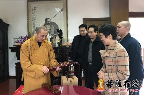 佛教-兴化市委常委李蓓参访上海洪福寺 希望双方常来常往