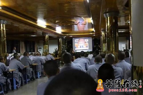 时政-福建佛学院男众部学僧认真学习全国两会精神