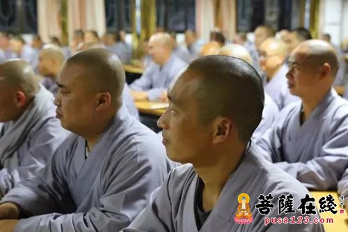 时政-福建佛学院男众部学僧认真学习全国两会精神