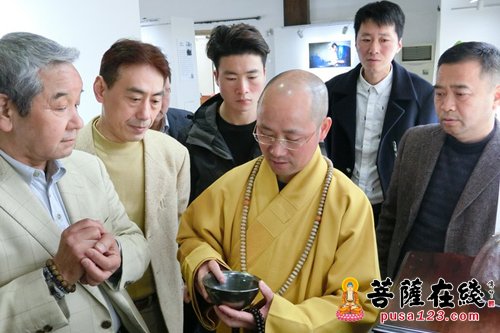 佛教-为推动佛教与陶瓷的融合 悟端大和尚赴佘山参观“备前烧陶艺展”