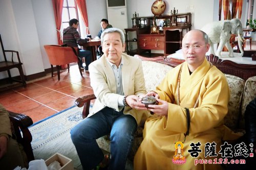 佛教-为推动佛教与陶瓷的融合 悟端大和尚赴佘山参观“备前烧陶艺展”
