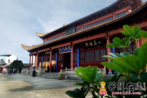 文化-数百信众虔诚备至 迎请《嘉兴藏》大藏经于福慧寺供奉