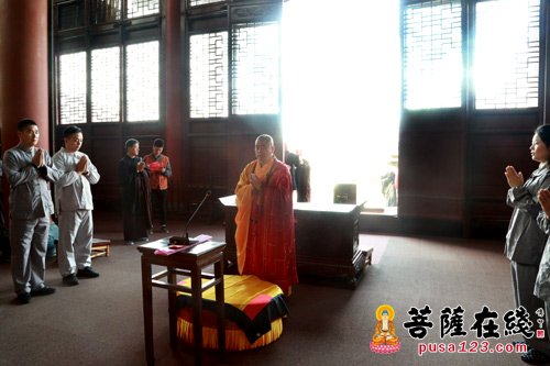 文化-数百信众虔诚备至 迎请《嘉兴藏》大藏经于福慧寺供奉