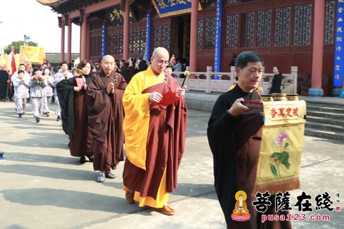文化-数百信众虔诚备至 迎请《嘉兴藏》大藏经于福慧寺供奉