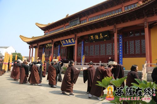 文化-数百信众虔诚备至 迎请《嘉兴藏》大藏经于福慧寺供奉