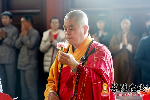 文化-数百信众虔诚备至 迎请《嘉兴藏》大藏经于福慧寺供奉