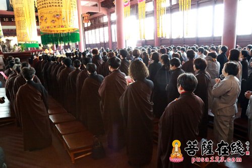 文化-数百信众虔诚备至 迎请《嘉兴藏》大藏经于福慧寺供奉