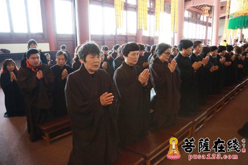 文化-数百信众虔诚备至 迎请《嘉兴藏》大藏经于福慧寺供奉