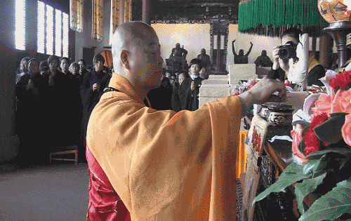文化-数百信众虔诚备至 迎请《嘉兴藏》大藏经于福慧寺供奉