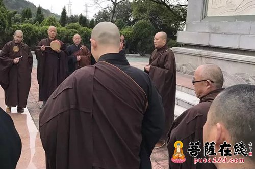 清明节 无锡祥符禅寺僧众祭奠祖师及革命先烈