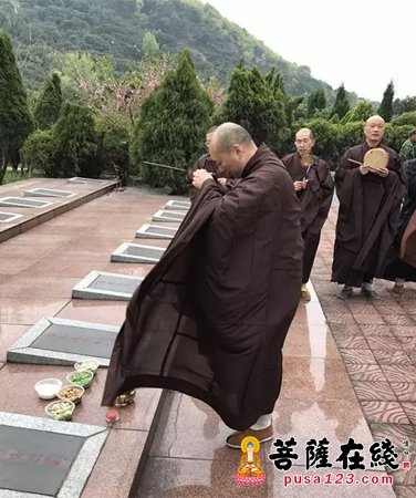 清明节 无锡祥符禅寺僧众祭奠祖师及革命先烈