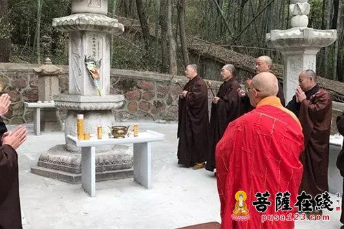 清明节 无锡祥符禅寺僧众祭奠祖师及革命先烈