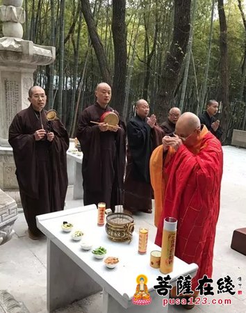 清明节 无锡祥符禅寺僧众祭奠祖师及革命先烈