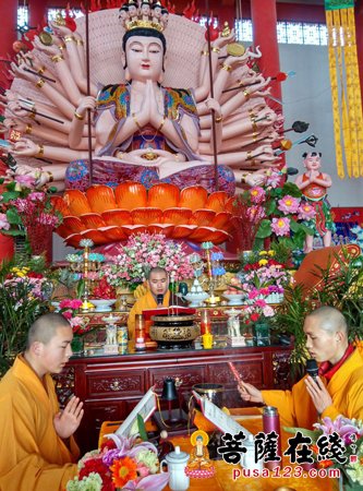 普照寺-鄂州普照寺清明节思亲报恩法会 信众虔诚诵经