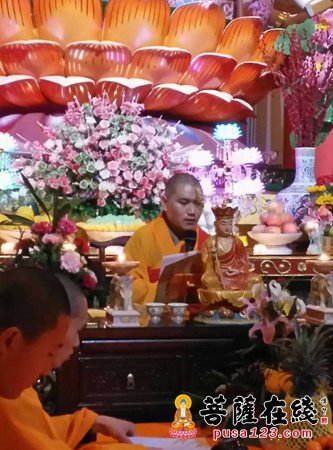 普照寺-鄂州普照寺清明节思亲报恩法会 信众虔诚诵经