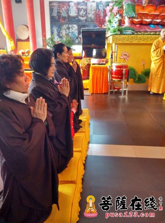 普照寺-鄂州普照寺清明节思亲报恩法会 信众虔诚诵经