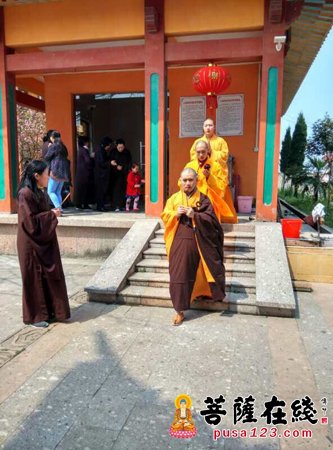 普照寺-鄂州普照寺清明节思亲报恩法会 信众虔诚诵经