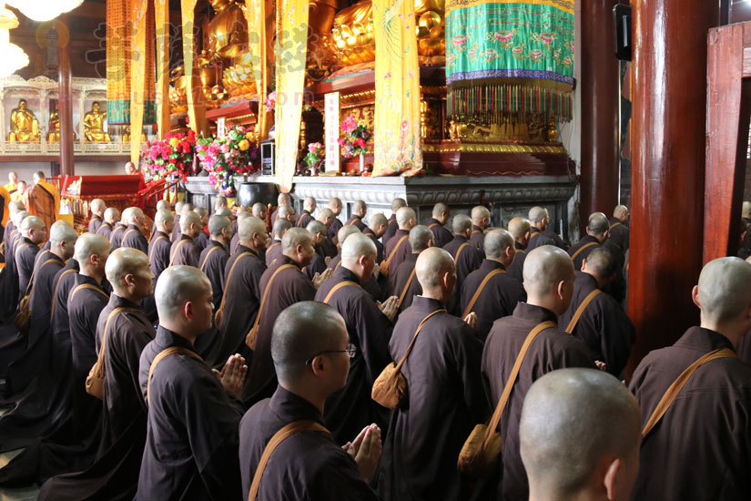 衣钵查验完毕后,戒子们至诚顶礼三拜,恭送法师回寮(图片来源:菩萨在线