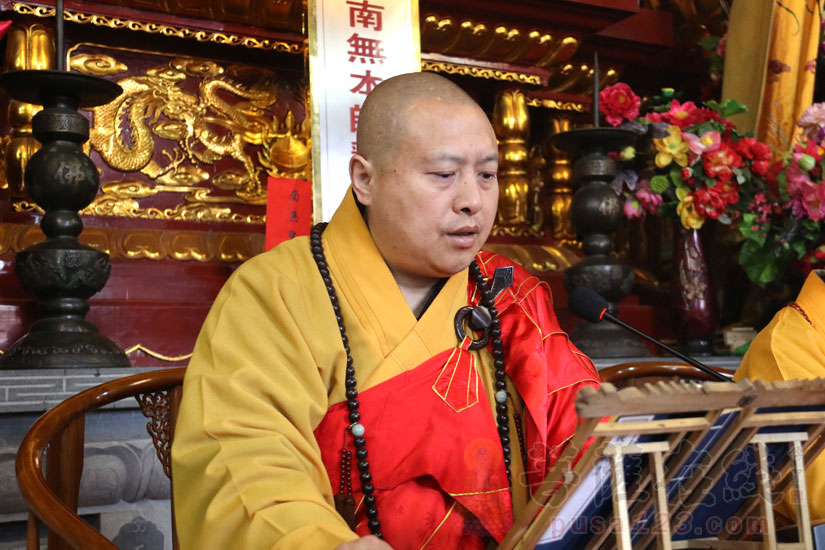 圆藏大和尚宣说沙弥戒戒相(图片来源:菩萨在线 摄影:妙若)