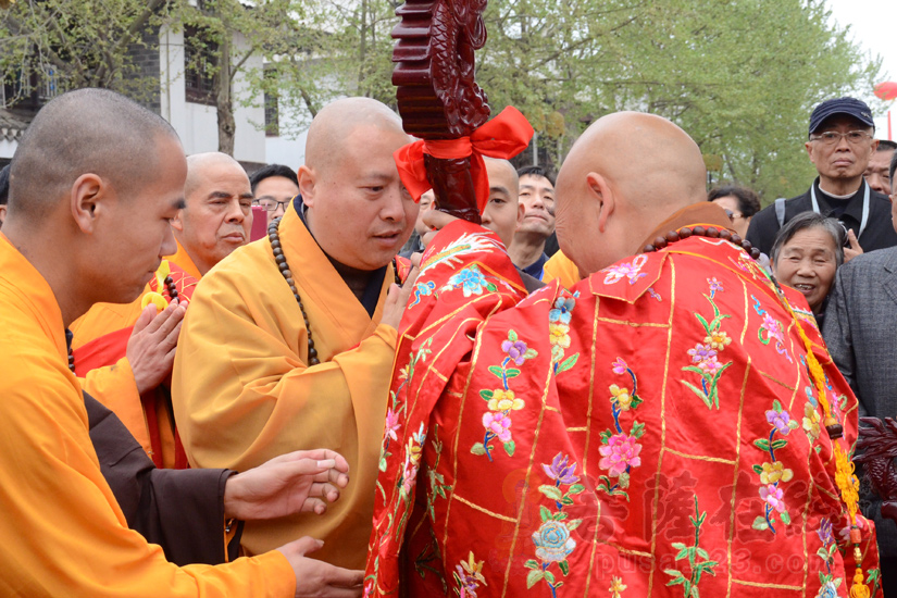 安徽省佛协副会长,合肥开福寺方丈圆藏大和尚送龙杖 (图片来源:菩萨