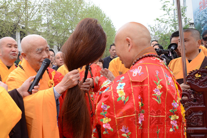 安徽省马鞍山褒禅寺方丈绍云大和尚送佛尘(图片来源:菩萨在线 摄影