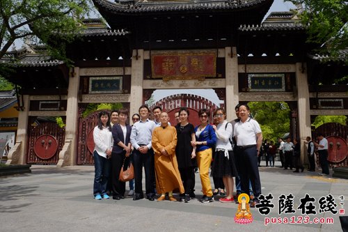 成都民宗局一行赴上海龙华古寺考察 全方位了解寺院情况