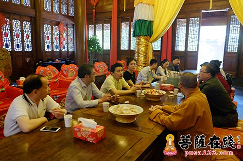 成都民宗局一行赴上海龙华古寺考察 全方位了解寺院情况