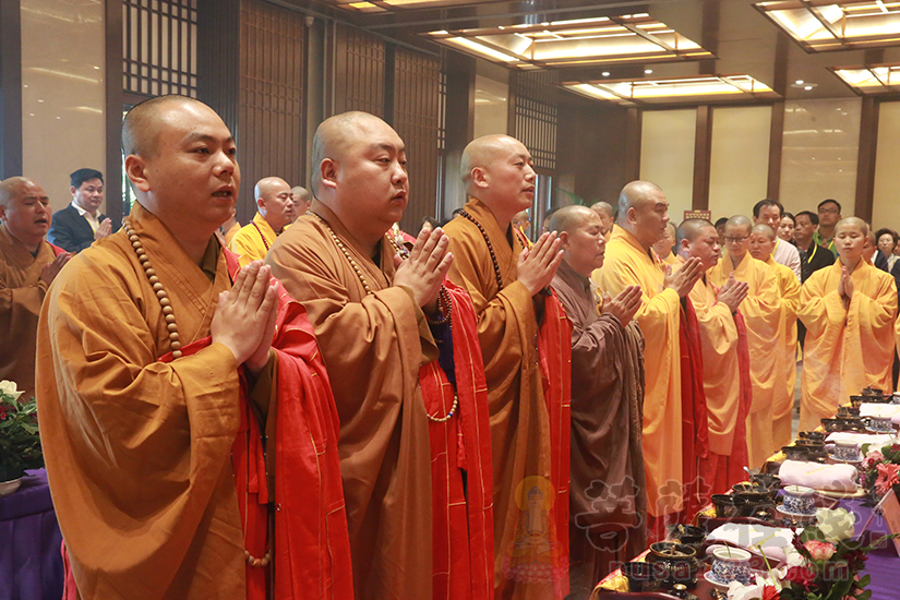 寺庙双手合十祈祷图片图片