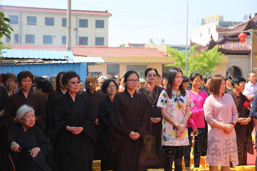 居士代表出席庆典(图片来源:菩萨在线 摄影:妙善)