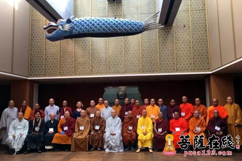 佛教-韩国宗团协议会接见各国代表 中韩双方互赠礼品