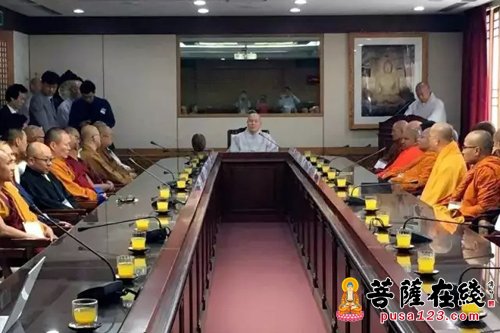 佛教-韩国宗团协议会接见各国代表 中韩双方互赠礼品
