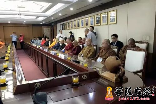 佛教-韩国宗团协议会接见各国代表 中韩双方互赠礼品