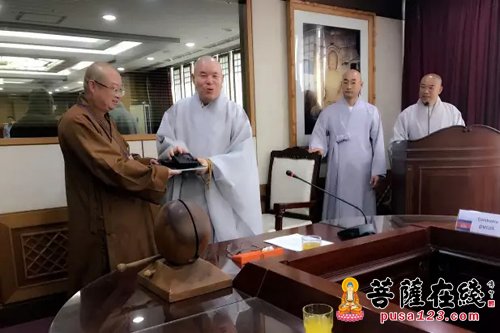佛教-韩国宗团协议会接见各国代表 中韩双方互赠礼品
