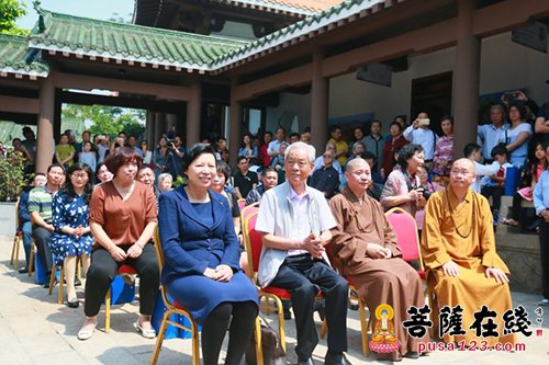 摄影-魏振贤摄影展“五一”厦门开展 则悟大和尚参观摄影作品