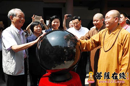 摄影-魏振贤摄影展“五一”厦门开展 则悟大和尚参观摄影作品