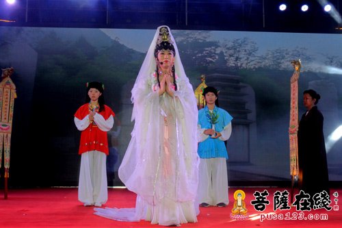 佛教-鹰潭月岩禅寺：一场洗涤心灵的佛教梵呗晚会