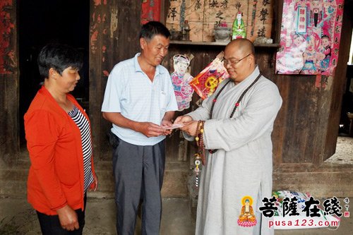 田志斌-地藏禅院住持果平法师慰问尿毒症患者田志斌