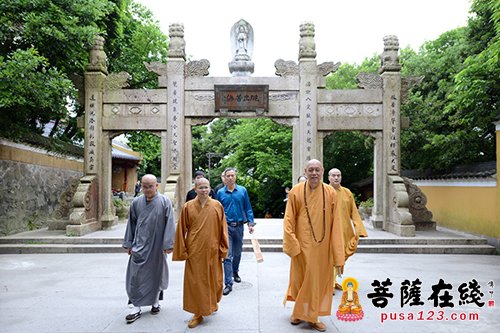 佛教-道慈大和尚一行视察洛迦山 要求加强寺院道风建设