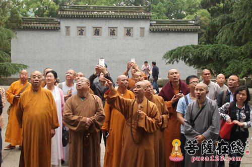 佛教-湖北省佛教协会组成的考察团赴天童禅寺参观考察