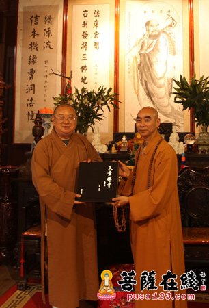 佛教-湖北省佛教协会组成的考察团赴天童禅寺参观考察