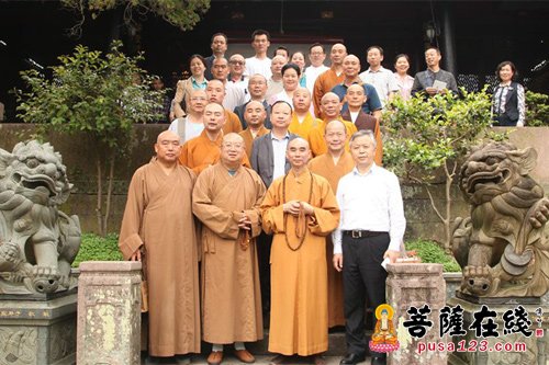 佛教-湖北省佛教协会组成的考察团赴天童禅寺参观考察