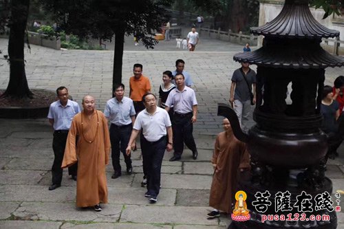 赵德明-广西自治区党委常委赵德明赴龙华古寺调研
