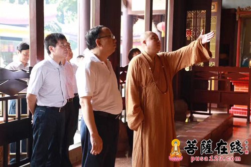 赵德明-广西自治区党委常委赵德明赴龙华古寺调研