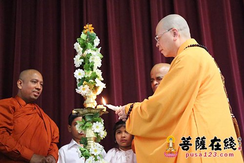 佛教-达义大和尚应邀参加佛法讲座 用英文为众演讲佛法