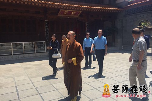 建筑-河南省人大常委会领导参访昆明宝华寺 对其精美建筑赞叹不已