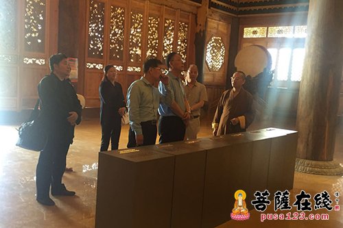 建筑-河南省人大常委会领导参访昆明宝华寺 对其精美建筑赞叹不已